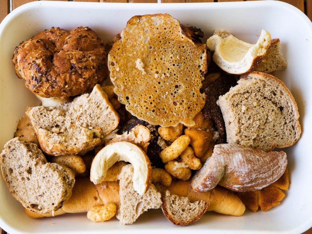 الخبز كمصدر للقلق.. هل يسبب الغلوتين مشاكل نفسية؟