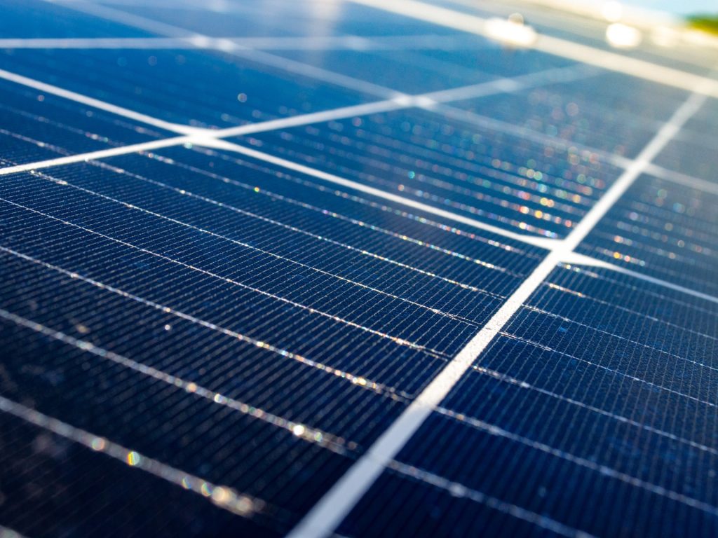 خلايا شمسية جديدة تولد الكهرباء من ضوء المنازل والمكاتب