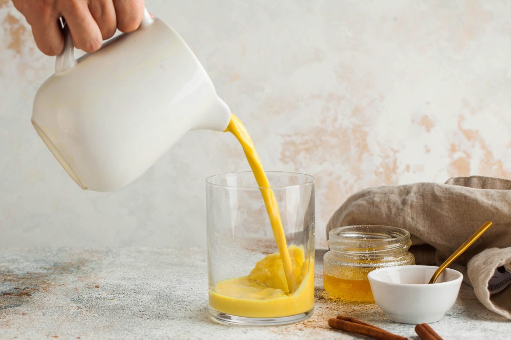 حليب القمر.. مشروب سحري للاسترخاء والنوم العميق