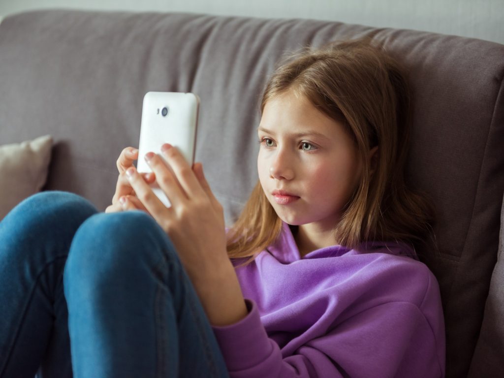 دراسة عالمية تربط بين امتلاك الهواتف الذكية مبكرا وتدهور الصحة النفسية