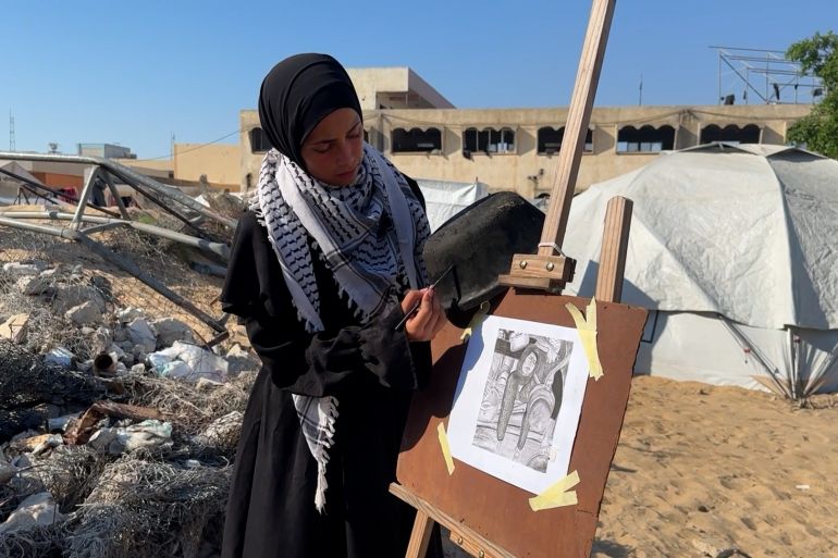 الرسامة الفلسطينية رغدة الشيخ عيد السواد المتراكم على أواني الطهي الفارغة إلى مادة للرسم بعد فقدان معداتها