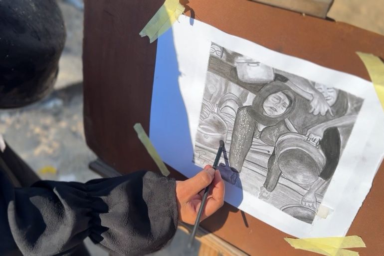 الرسامة الفلسطينية رغدة الشيخ عيد السواد المتراكم على أواني الطهي الفارغة إلى مادة للرسم بعد فقدان معداتها
