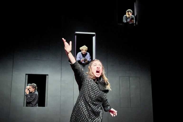 مشهد من مسرحية تمارا السعدي Taire (موقع مهرجان أفينيون)