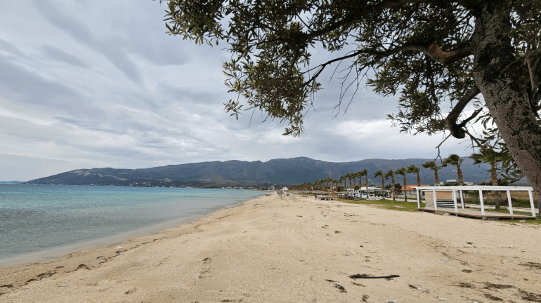 مدينة أوريكوم تقع بين مياه الخليج المفتوحة من الشمال بينما يحيط بها من الجنوب امتداد شبه جزيرة كارابون الساحرة في لوحة طبيعية مدهشة