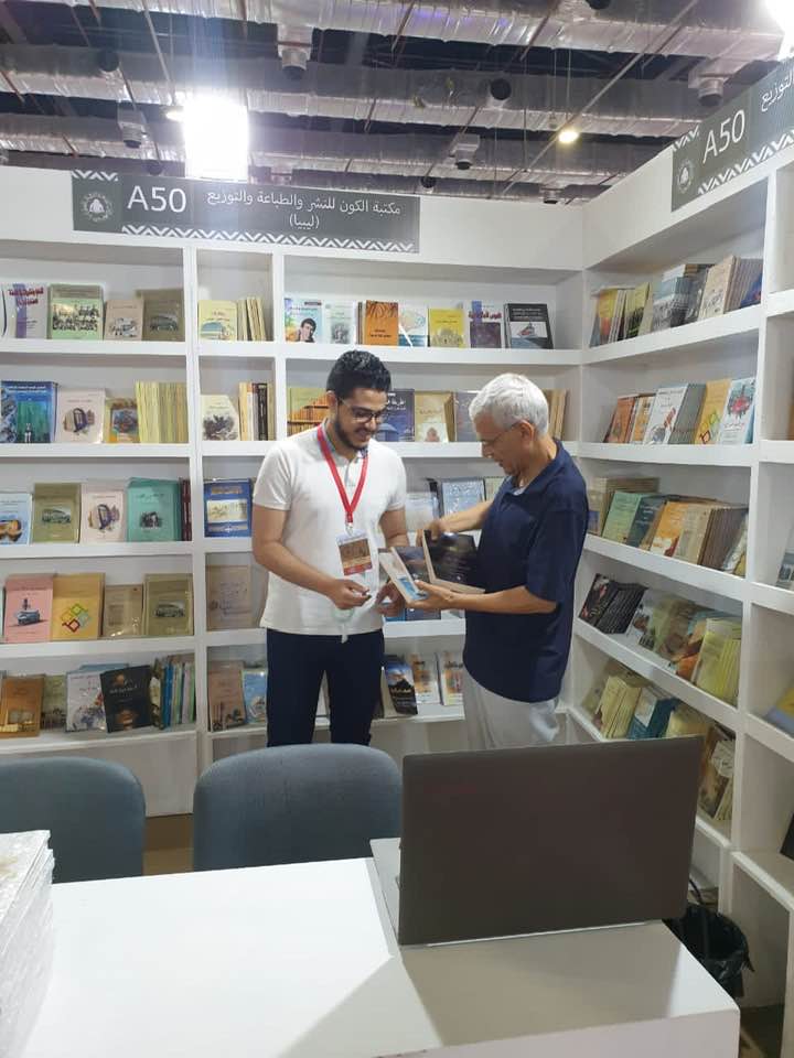 الحصادي كان حريصا على تبسيط علمه وترجماته، وفي محاضراته التي يحضرها غير المتخصصين، كان أحيانا يذكر المصطلح ثم يعيد شرحه بلغة سهلة تتناسب مع مستمعيه