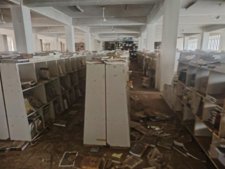 _الظلام يحيط بالدار السودانية للكتب بعد تدمير منظومة الكهرباء (الجزيرة)