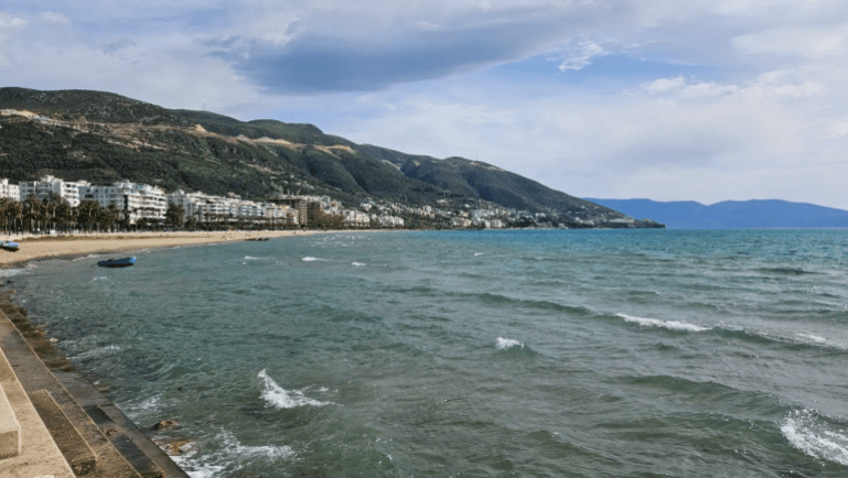 يعد خليج فلورا أكبر خليج في ألبانيا وهو نقطة التقاء مدهشة بين البحر الأدرياتيكي والبحر الأيوني