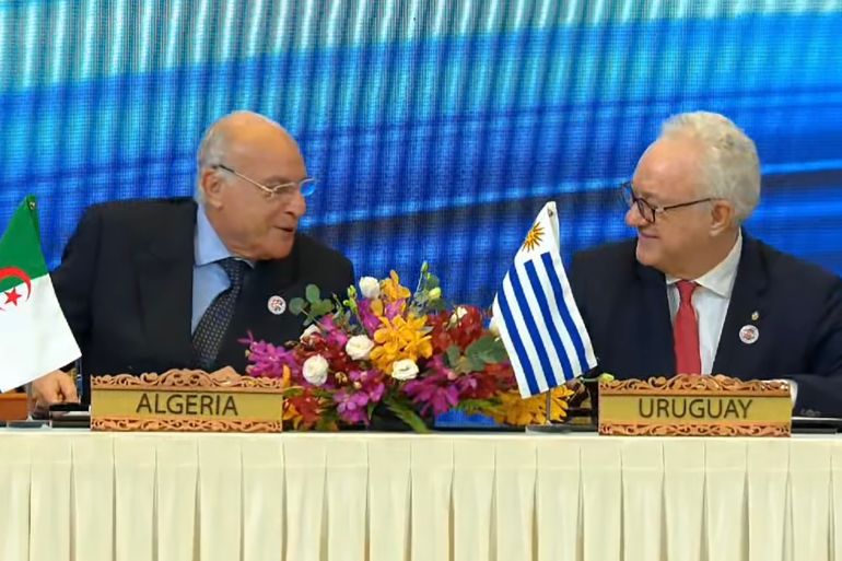 الجزائر والأوروغواي توقعان على وثيقة الانضمام إلى معاهدة الصداقة والتعاون في جنوب شرق اسيا (وزير خارجية الجزائر رفقة وزير العلاقات الدولية لجمهورية الأوروغواي الشرقية) -الخارجية الجزائرية_