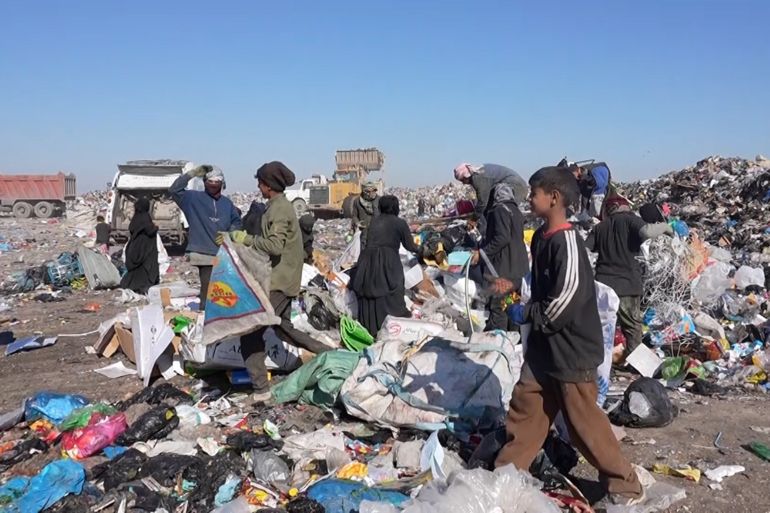النباشون يبحثون يوميًا في أكوام القمامة عن أي شيء ذي قيمة (4)