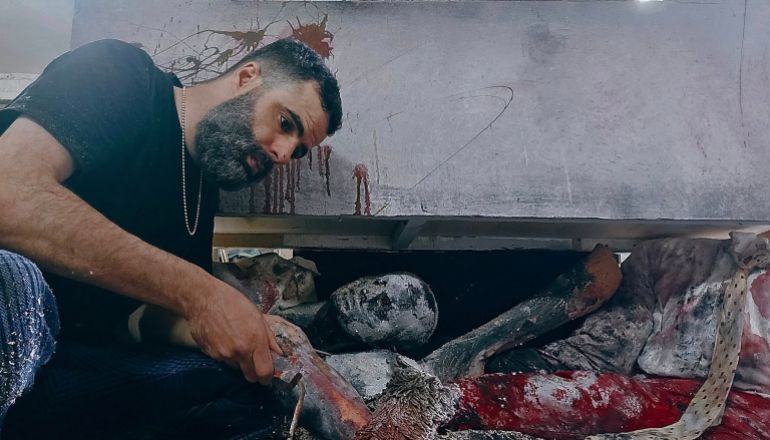 المخرج محمد فركاني أثناء اشتغاله على ديكور مسرحيته