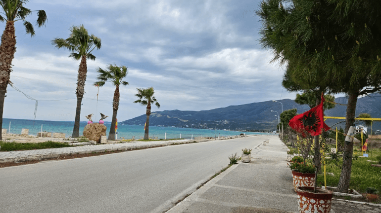 في أقصى جنوب خليج فلورا تحتضن مدينة أوريكوم الساحلية مشهدًا طبيعيًا فريدًا يجذب الأنظار