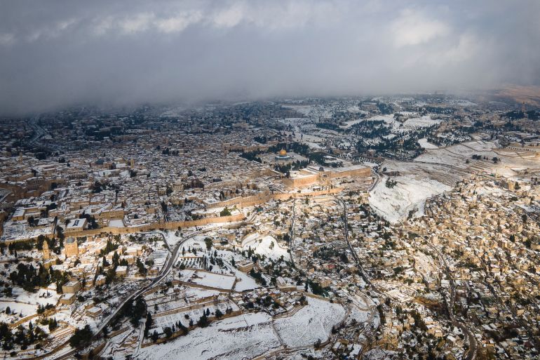البلدة القديمة والمسجد الأقصى بعد اكتسائها باللون الأبيض