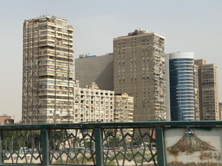 نحو 3 ملايين وحدة إيجار قديم يقطنها 1.6 مليون أسرة تضم أكثر من 6 ملايين نسمة (الجزيرة)