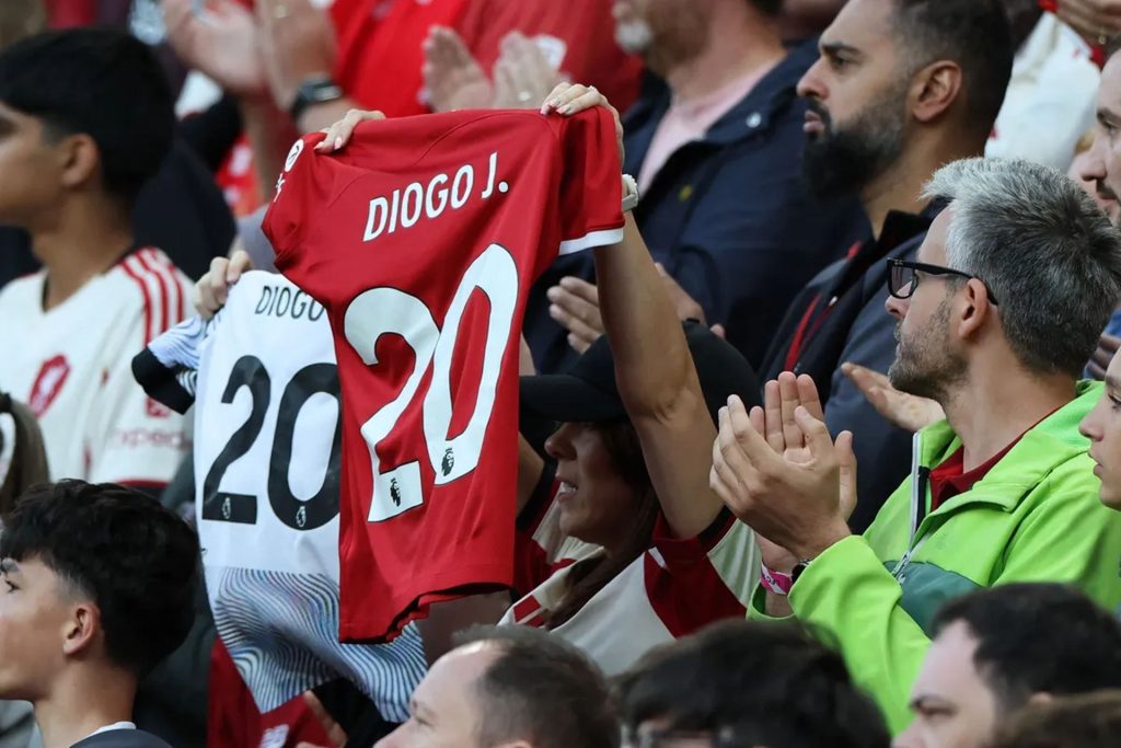 شاهد.. إيقاف مباراة ليفربول وبلباو في الدقيقة الـ20 تكريما للراحل جوتا