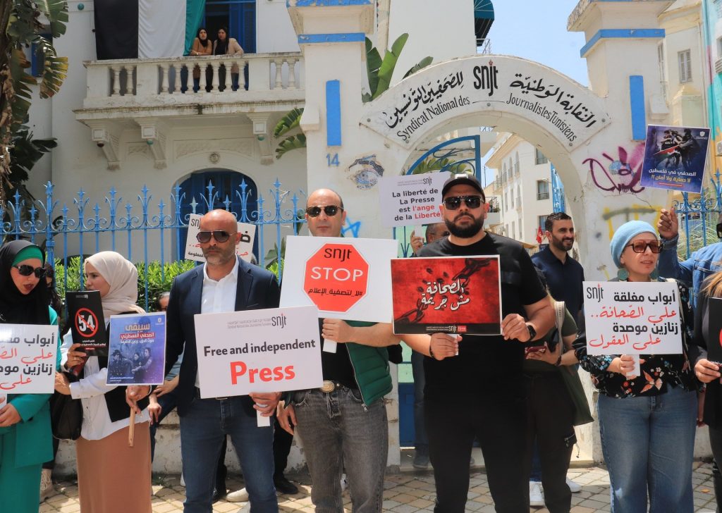 ماذا يعني إيقاف آخر البرامج السياسية بتونس؟