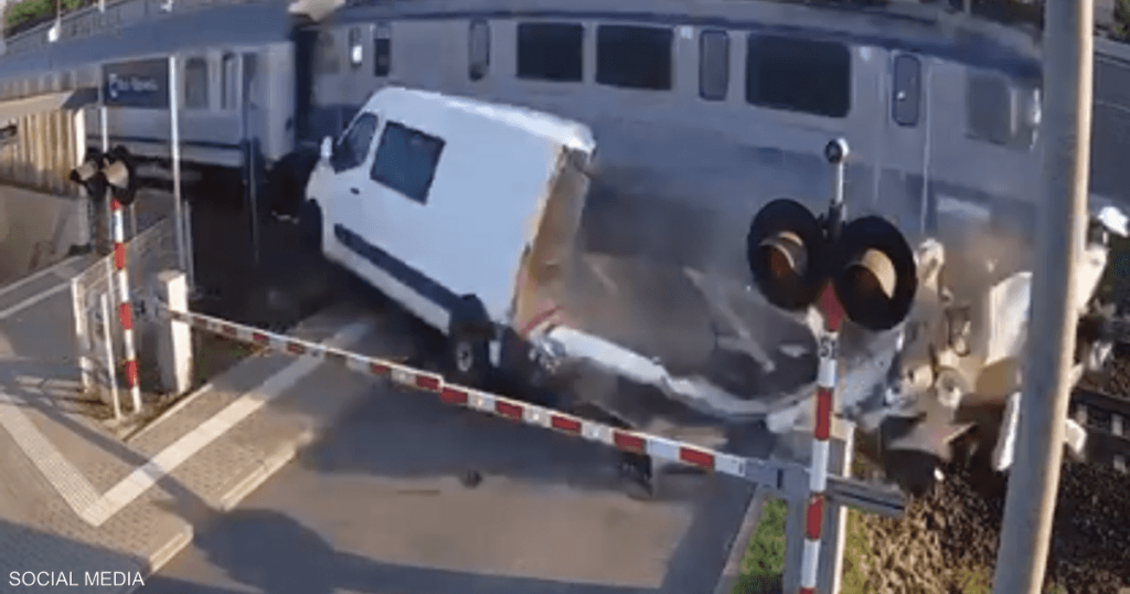 فيديو.. نجاة سائق بأعجوبة من حادث خطير مع قطار