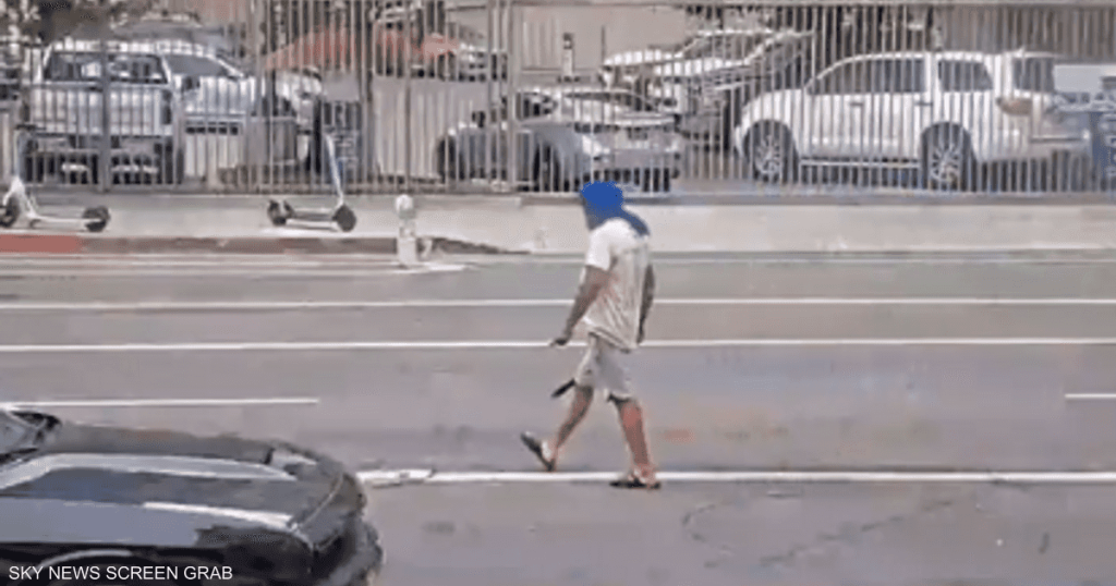 بالفيديو.. هندي يهاجم المارّة بـ”ساطور” في أميركا