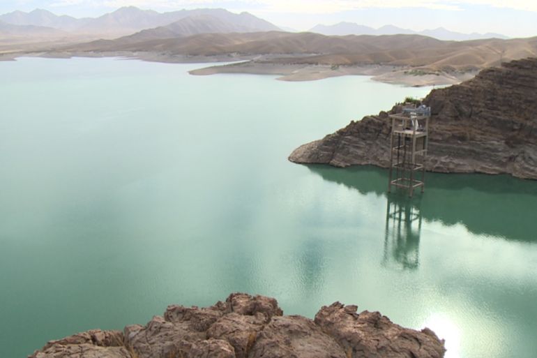 نهر هلمند ينبع من جبال هندوكش شمال شرقي أفغانستان، ويصب في بحيرة هامون داخل الأراضي الإيرانية (الجزيرة نت)