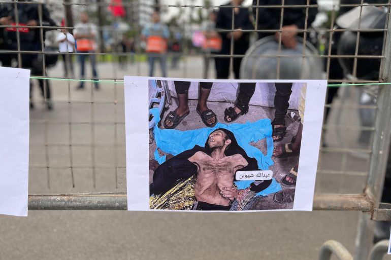 الصورتان 10 و11: وضع صور تبرز مأساة المجاعة في غزة على الحاجز الأمني الفاصل بين الاعتصام والقنصلية