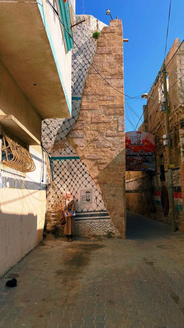 ولاء شبلاق تدمج الفن والعمارة في توثيق المشهد الإنساني داخل البلدة القديمة.