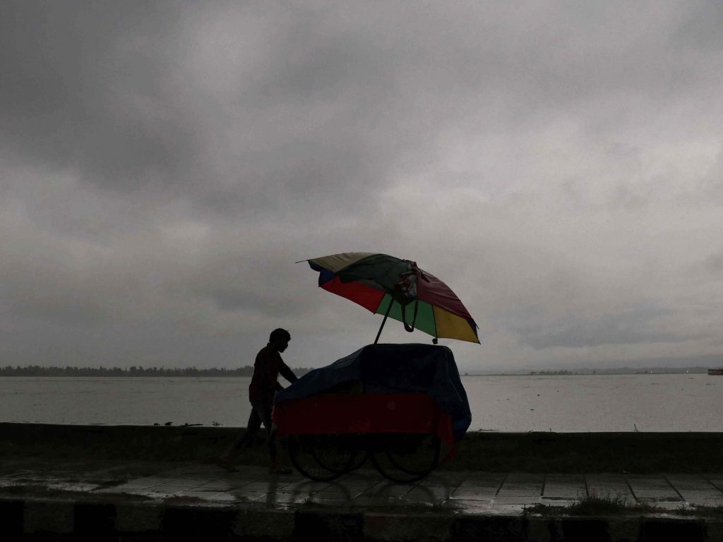 مقتل العشرات بفيضانات في كشمير