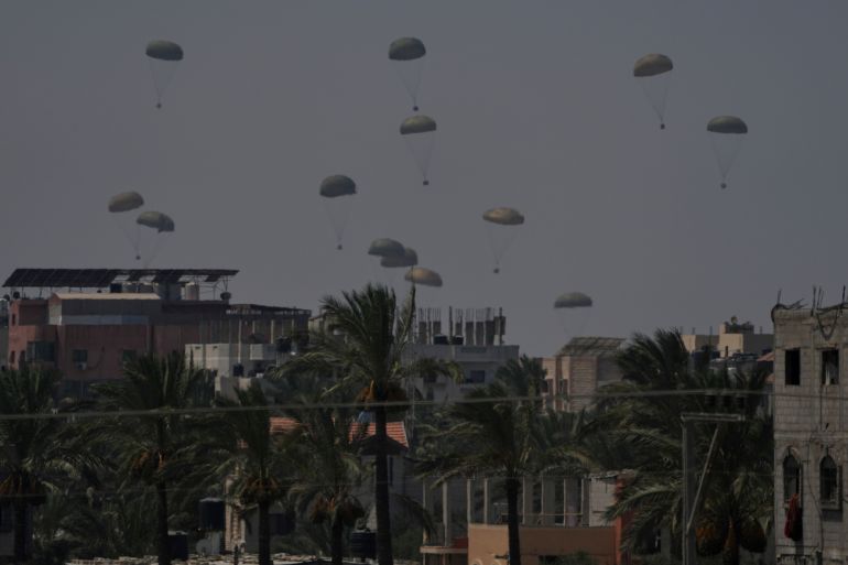 Humanitarian aid is airdropped to Palestinians over Khan Younis, in the Gaza Strip, Friday, Aug. 1, 2025. (AP Photo/Abdel Kareem Hana)
