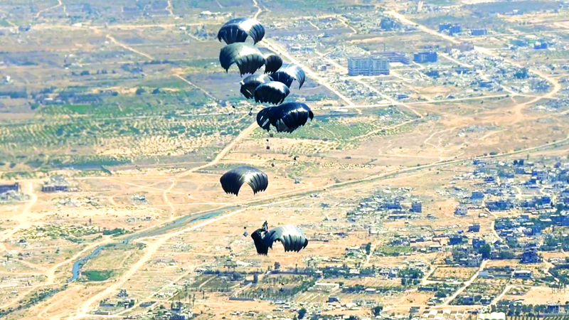 الإمارات تنفذ الإنزال الجوي الـ 62 للمساعدات.. وتُدخل 40 شاحنة غذائية إلى غزة