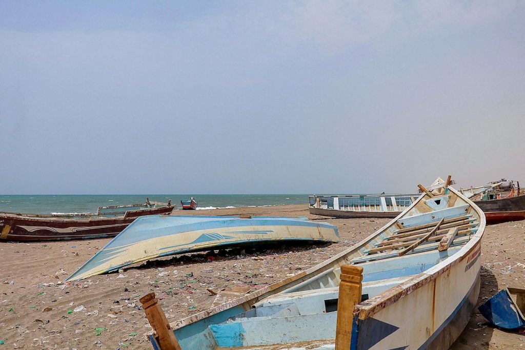 توفي 96 شخصًا في غرق قارب مهاجر