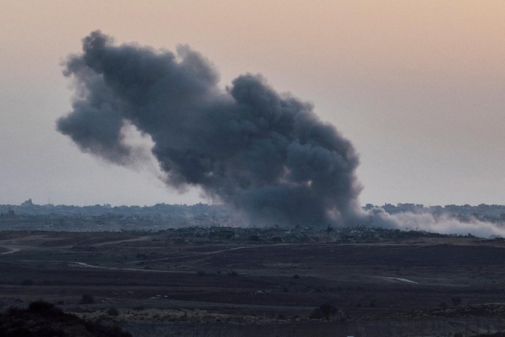 إسرائيل تشير إلى تهديد احتلال غزة