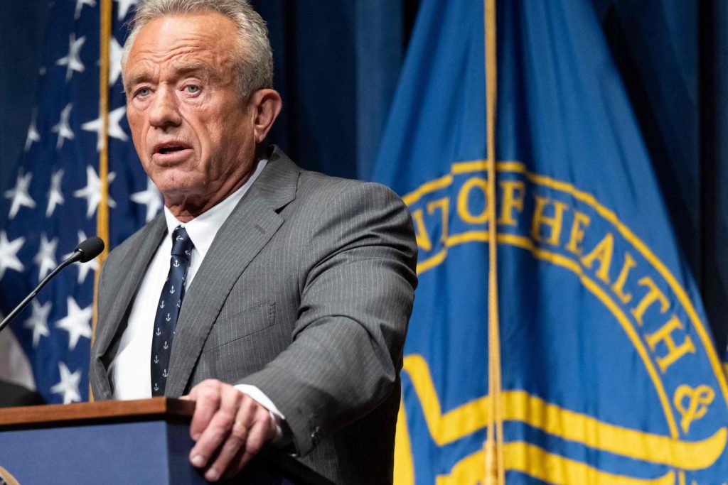روبرت كينيدي جونيور ، وزير الصحة الأمريكي ، يمنع تمويل اللقاحات مع Messenger RNA
