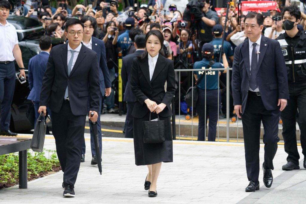 في كوريا الجنوبية ، أول استجواب للزوجة والفساد الرمادي للرئيس السابق يون