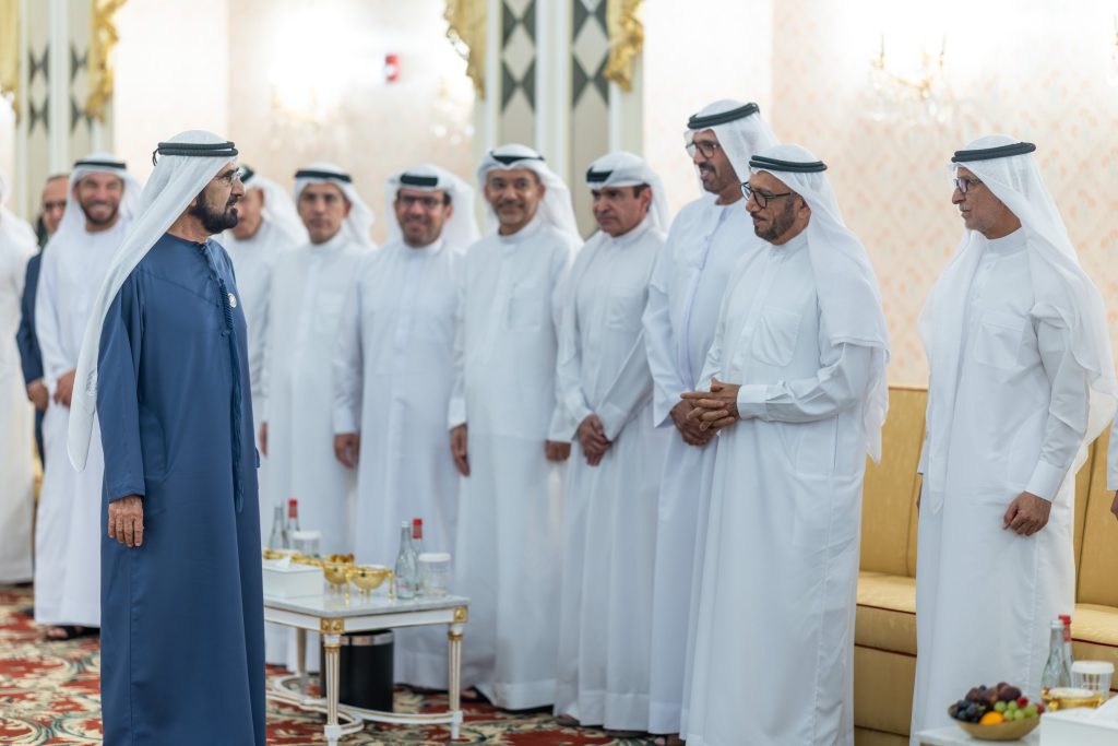 محمد بن راشد يلتقي جمعاً من أعيان البلاد في مجلس “المضيف” بدبي