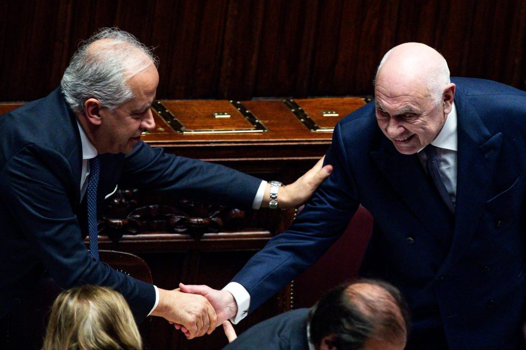 في إيطاليا ، كان اثنان من الوزراء يشتبه في تسهيلهم لإطلاق سراح ليبي يسعى إليه المحكمة الجنائية الدولية