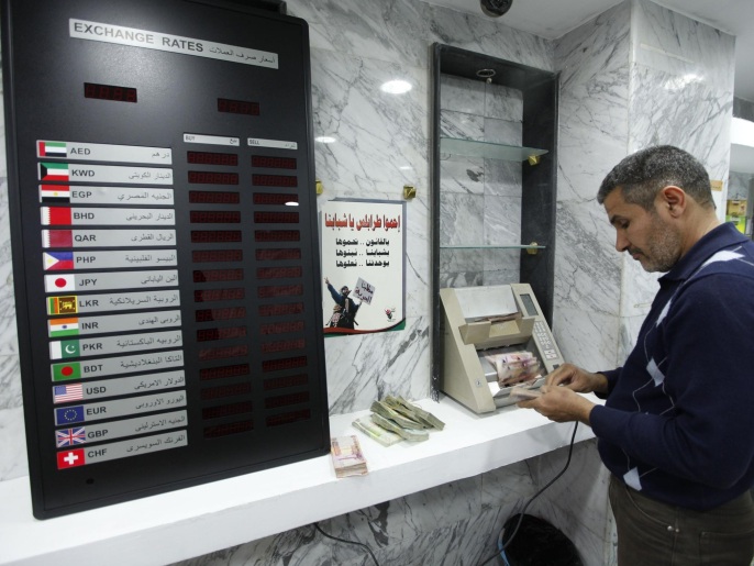 A man uses a currency counting machine to count Libyan dinar at a currency exchange office in central Tripoli March 30, 2014. Libya is burning through central bank reserves and scrapping infrastructure projects to overcome its worst budget crisis in decades after the seizure of oil installations by armed groups has reduced the government's income almost to zero. Picture taken March 30, 2014. REUTERS/Ismail Zitouny (LIBYA - Tags: POLITICS CIVIL UNREST BUSINESS)