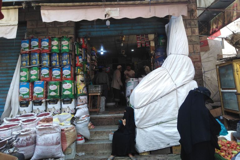 تحسن الريال اليمني يفقد اليمنيين الأمل بسبب استمرار ارتفاع الأسعار (الجزيرة)