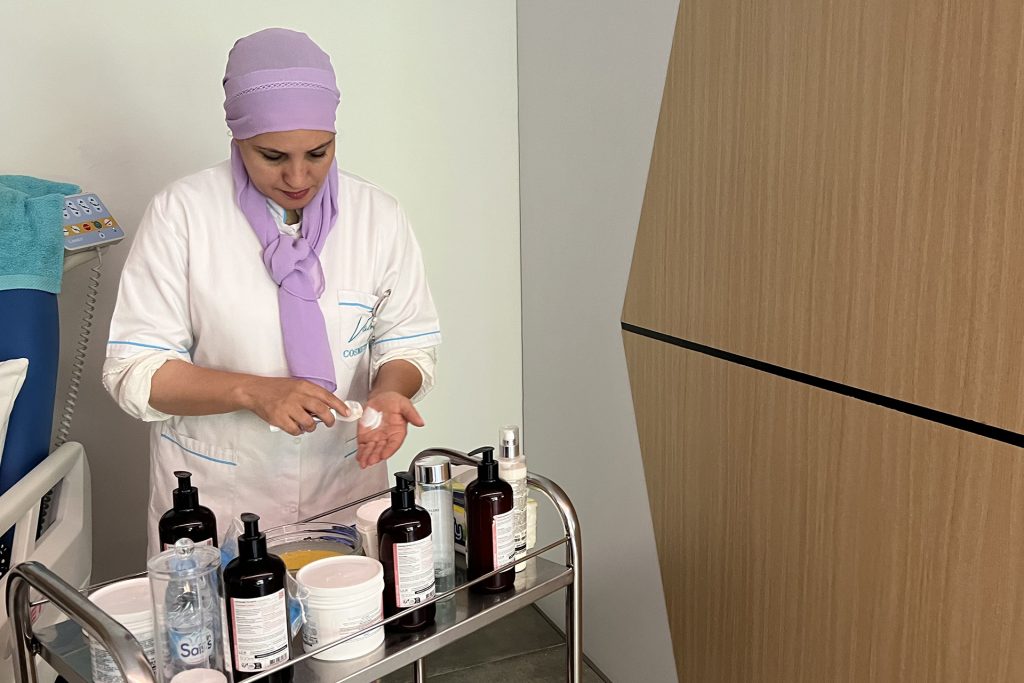 ناجية مغربية من السرطان: المرض معلم قاسٍ علمني معنى الحياة