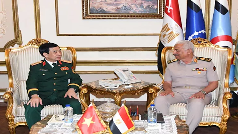 وزير الدفاع يلتقي نظيره الفيتنامي لتعزيز التعاون العسكري- صور