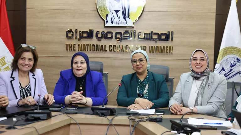 وزير الأوقاف يلتقى بالمتابعين المحليين لـ”قومي المرأة” خلال الإدلاء بص