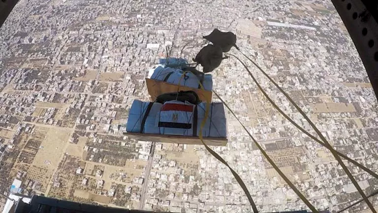 استمرار الإسقاط الجوي المصري للمساعدات الإنسانية على غزة- صور وفيديو