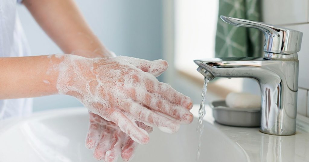 دراسة صادمة: نحو 45% لا يغسلون أيديهم بعد استخدام المرحاض بالمستشفيات