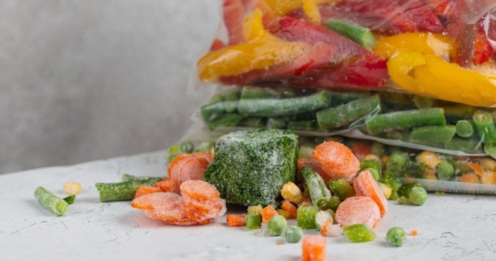 9 أطعمة لا ينبغي عليك تجميدها في الفريزر