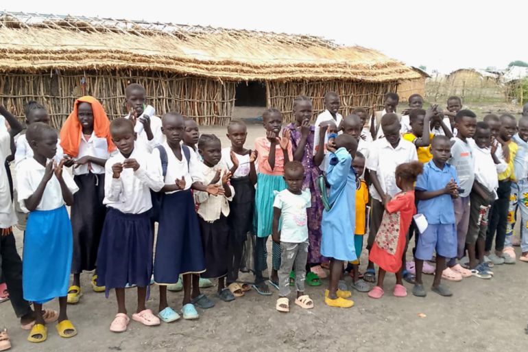 3. أطفال لاجئين من السودان ينتظمون في احدى المدارس داخل معسكر الرنك للاجئين (الجزيرة نت)