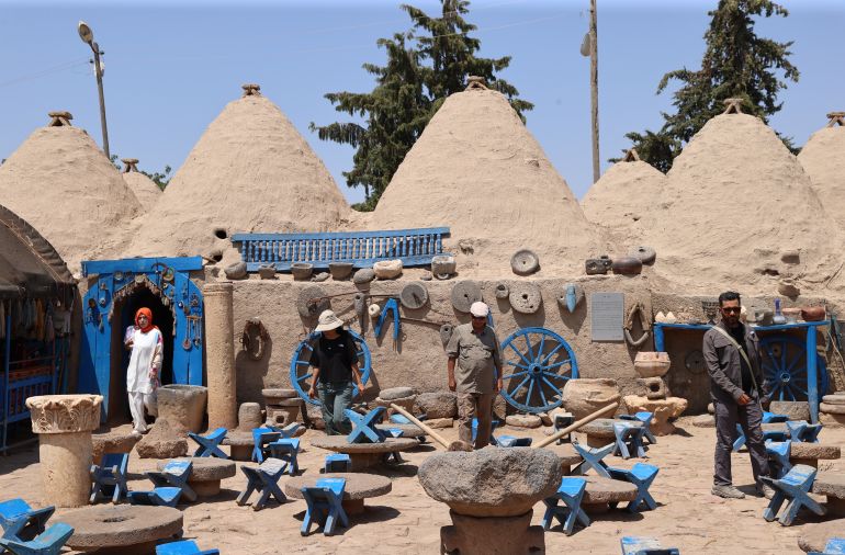 رغم درجات الحرارة المرتفعة التي يشهدها صيف بلدة حرّان بولاية شانلي أورفا التركية (جنوب)، إلا أن منازل البلدة ذات القباب المخروطية الفريدة وفرت عبر التاريخ ملاذا طبيعيا باردا من حرارة الجو، مجسدة بذلك عبقرية العمارة القديمة في مواجهة الظروف الطبيعية. وتعتبر بلدة حرّان من أكثر المناطق جذبًا للزوار بفضل طرازها المعماري الفريد المتمثل في المنازل المخروطية ذات القباب العالية، وهي منازل تقليدية قديمة تمثل رمزًا للبلدة وواجهة بارزة لتراثها الثقافي والتاريخي. وأُدرجت هذه المساكن على القائمة المؤقتة للتراث العالمي لمنظمة الأمم المتحدة للتربية والعلم والثقافة (اليونسكو)، نظرًا لقيمتها التاريخية والمعمارية، ولقدرتها الفريدة على توفير بيئة باردة في واحدة من أشد المناطق حرارة في تركيا. ( Rauf Maltaş - وكالة الأناضول )