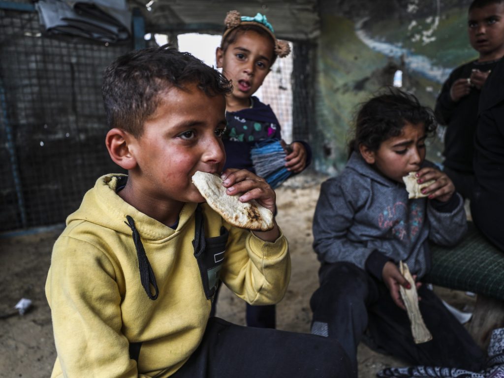 الخبز يصبح حلما بعيد المنال للفلسطينيين في غزة