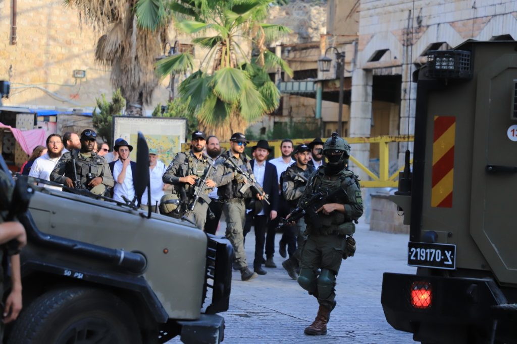 شهيد بأريحا ومستوطنون يهاجمون قرى في الخليل ورام الله