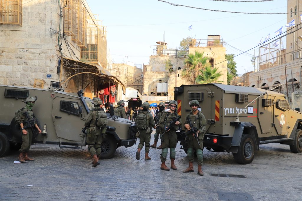 مستوطن يدهس فلسطينيا بالخليل وإصابات خلال اقتحامات الاحتلال بالضفة