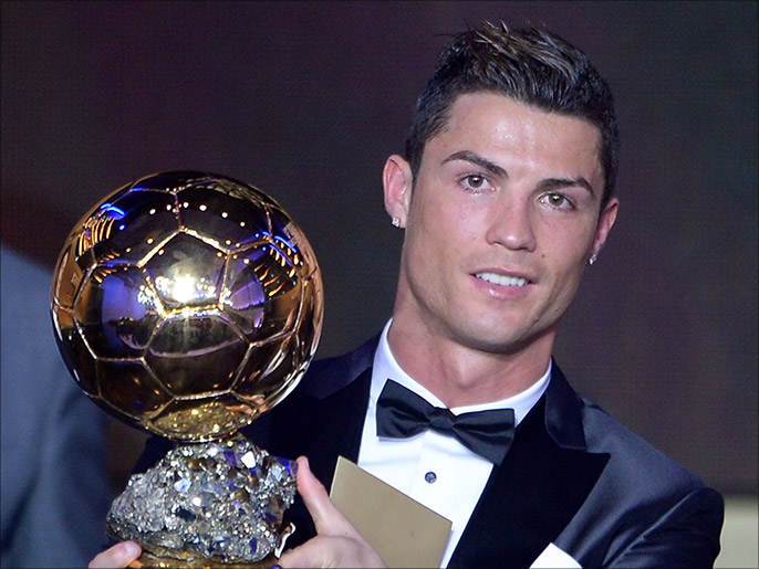 Real Madrid's Portuguese forward Cristiano Ronaldo poses with the 2013 FIFA Ballon d'Or award for player of the year during the FIFA Ballon d'Or award ceremony at the Kongresshaus in Zurich on January 13, 2014. AFP PHOTO / FABRICE COFFRINI