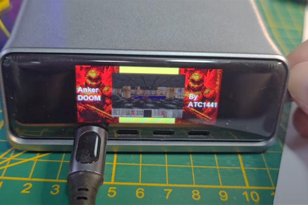 مخترق يشغّل لعبة “دووم” الكلاسيكية على شاحن هاتف | تكنولوجيا