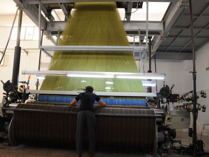 أحد مصانع السجاد والقماش التي تعمل بالمدينة الصاعية بحلب