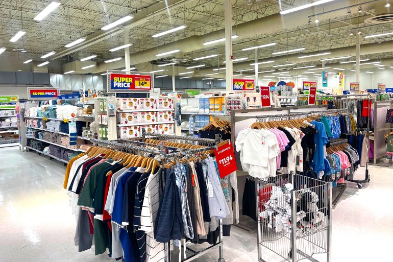 رقم8: الملابس بما في ذلك: المعاطف والسترات والبدلات والقمصان والتنانير والسراويل ضمن السلع الأمريكية غير خاضعة للرسوم الجمركية الكندية